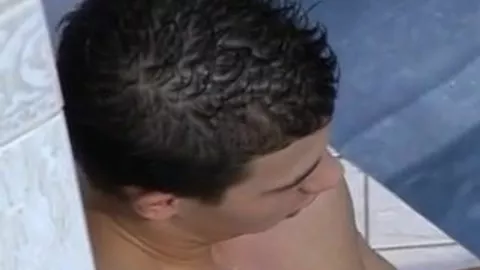 Bareback-Sex im Pool der schwulen Sauna