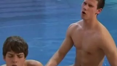 Sesso a pelo nella piscina della sauna gay