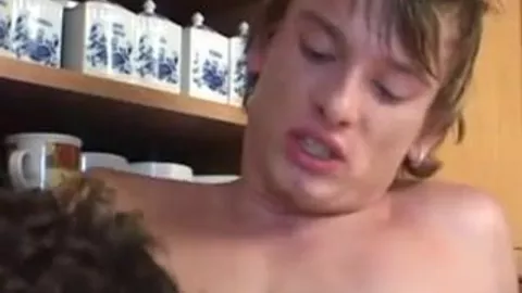 Il lui bouffe le cul et finit par lui gicler en pleine gueule