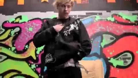 Strip d'un charmant blond