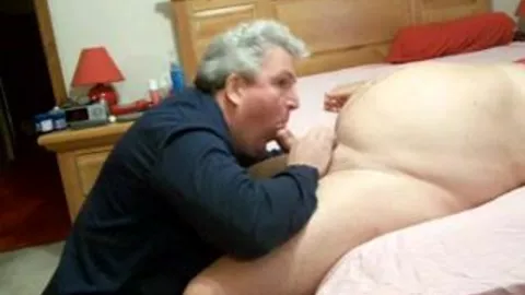 Un daddy bear suce un jeune