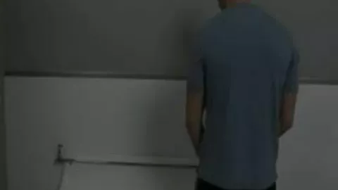 Bareback a comer rabos no WC