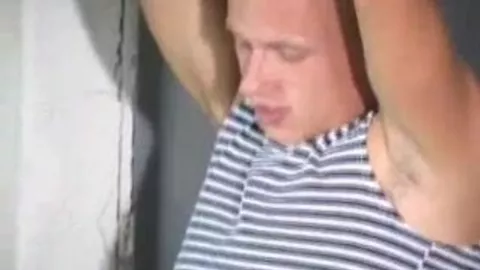 Jeune sportif se fait pomper et sodomise un blond