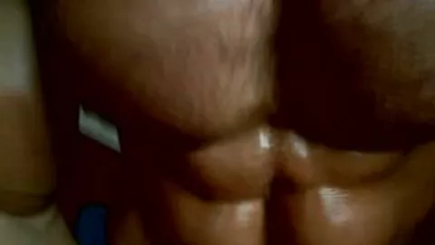 Un ballerino di gogo mostra i suoi grandi muscoli