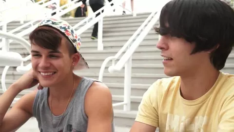 Dos tíos se tocan la polla en el baño