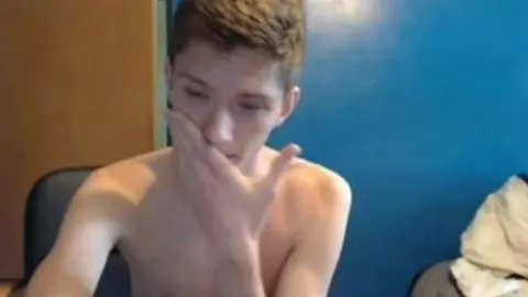 Giovane twink rosso si mette in mostra in webcam