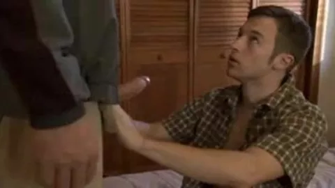 Grosso dardo di tizio muscoloso viene scopato