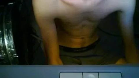 Junger schlanker Kerl wichst vor der Cam