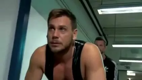 Ein Lappen wird von Hardeuren demontiert