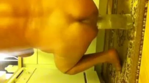 Une bouteille entière dans le cul