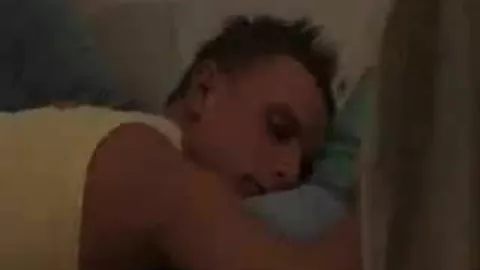 Se réveiller avec une langue dans le cul