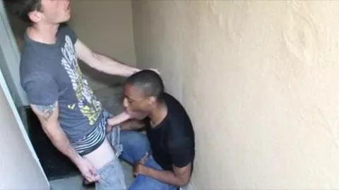Un nero mi succhia nella tromba delle scale