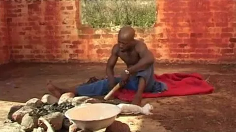 Coppia in cruising sulla spiaggia