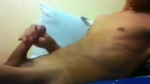 Giovane si masturba con la sua grossa verga in cam