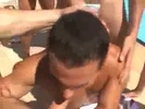 Orgía en speedo junto a la piscina