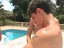 Orgía en speedo junto a la piscina