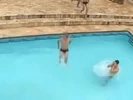Orgía en speedo junto a la piscina