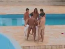 Orgía en speedo junto a la piscina