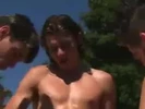 Orgía en speedo junto a la piscina