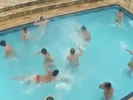 Orgía en speedo junto a la piscina