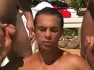 Orgía en speedo junto a la piscina