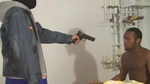 Un cambrioleur avec un gros sexe