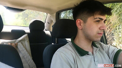 Fahrer fickt seinen Fahrgast, nachdem er ihn beim Schnüffeln an seiner Unterwäsche erwischt