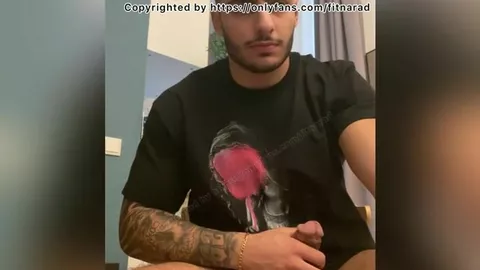 Guapo morenito se masturba