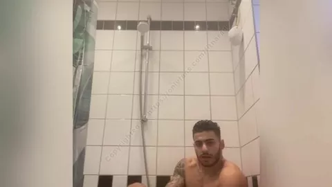 Bel árabe en la ducha