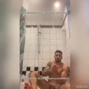 Guapo árabe en la ducha