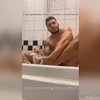Guapo árabe en la ducha