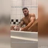 Guapo árabe en la ducha