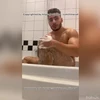 Guapo árabe en la ducha