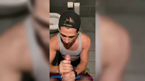 Vacía la polla en el váter