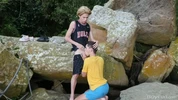 Billy Garcia et Jacob Buccella baisent sur les rochers d'une plage
