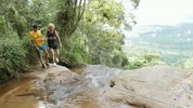 Billy Garcia et Jacob Buccella baisent sur les rochers d'une plage