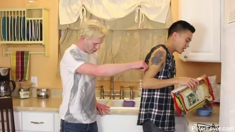 Biondo si scopa un giovane asiatico gay