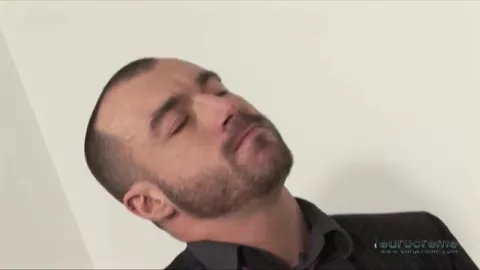Il se fait baiser par le père de son meilleur ami - Thierry Lamasse & Eric Angeletti