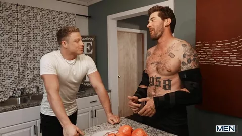 Hetero-Kumpel braucht eine Hand – Chris Damned & Logan Aarons