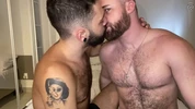 Brasileño tatuado se folla a un chico alto y musculoso