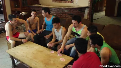 Strip poker termina em orgia