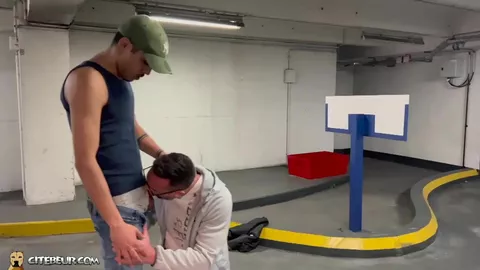 Männlicher Kerl wird von einem Araber im Parkhaus gefickt
