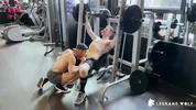 Legrand Wolf baise un jeune mec musclé à la gym