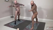 Nackt-Yoga mit Jack Dixon und Atlas Grant