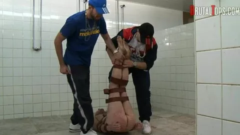 Un soumis se fait punir dans les douches collectives