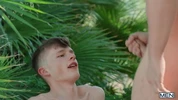 Scopata a bordo piscina tra un twink e un tipo chubby – Johnny Donovan & Jake Preston