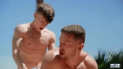 Scopata a bordo piscina tra un twink e un tipo chubby – Johnny Donovan & Jake Preston