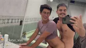 Me follo a un twink en el baño de mi amigo
