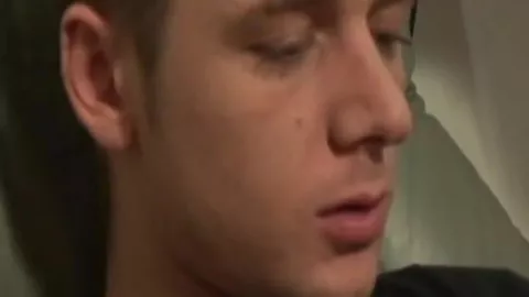 Damien Esco – ¿Para qué salir si puedes hacerte una paja?