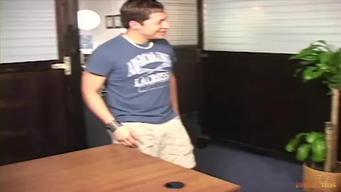 Palmadas no trabalho – cena 3 – Baileey bate em Dimitri